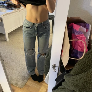 Mid/high waisted jeans - Mdwaist jeans med många hål, väldigt coolt. Jeansen är från Gina, skicket är utmärkt och knappt använda. Säljer pga att de sitter för tajt i magen. Passar någon som är 163-169. Kontakta vid frågor, bilder eller pris🤪