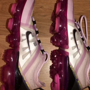 Nike skor - NIKE VAPORMAX😍 Har ni någonsin sett några Vapormax i dessa färger? De är så unika🌸 Köpta hos JD för över 2000 kr.  Strl 38,5 Pga att de är så unika så är mitt pris 700 kr  Som nya🥳🤩 