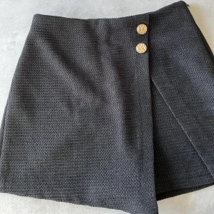 Kjolshorts  - En jättefin kjolshorts från zara! Som tyvärr aldrig har kommit till användning pga för liten för mig. Prislappen är kvar och är i strl.S super snygg till sommaren. Hör av dig vid intresse!!