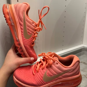 NIKE AIR MAX SKOR - Skönaste och coolaste löpardojorna jag ägt! Köpt för 1 395kr på Zalando. Mycket fint skick💕 ( passar även 36 ) 