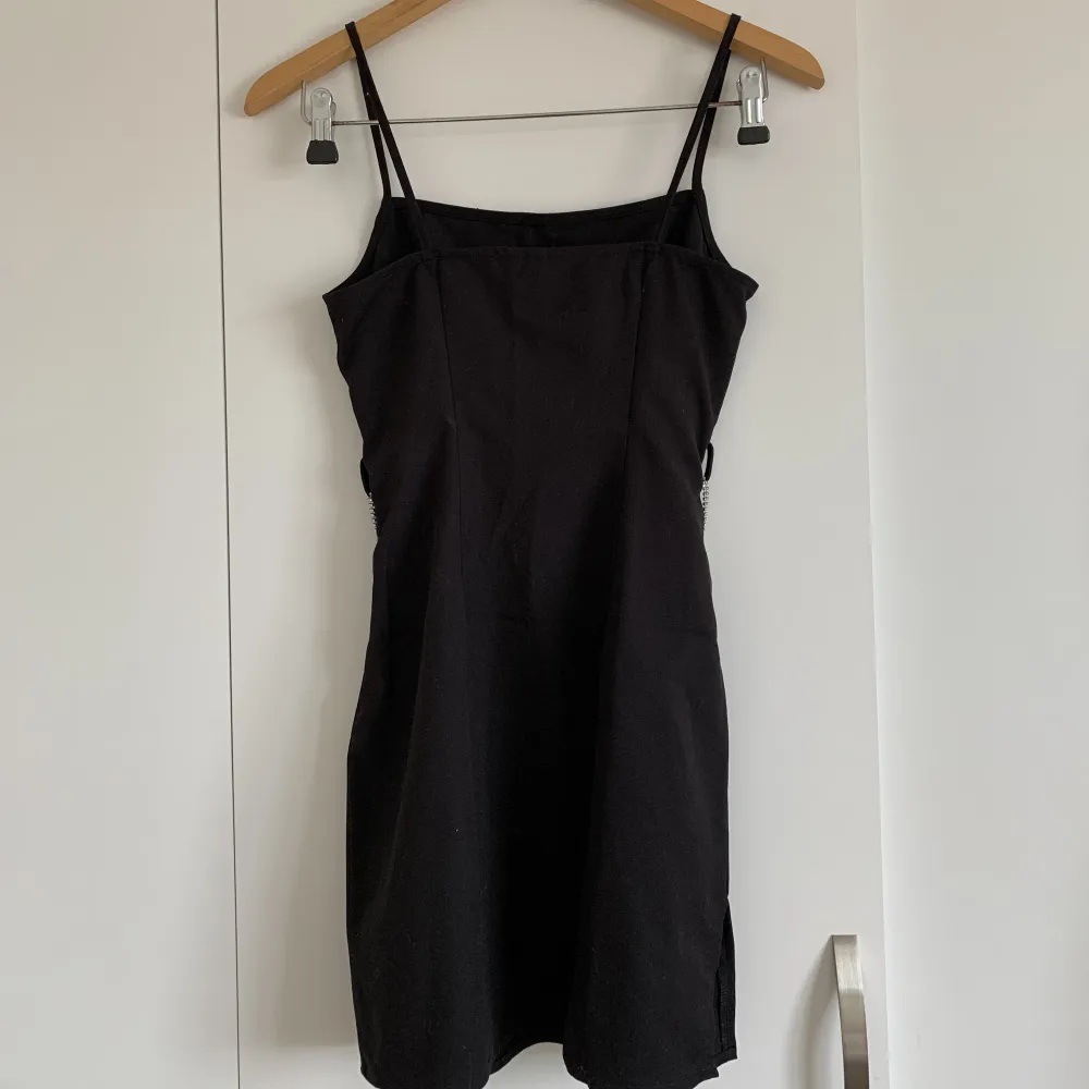 Svart mini klänning i st S från H&M, använd endast en gång. Den är tajt upptill men lite mer utsvängd som en ”kjol” nedtill och ett bälte som skiljer dem åt. . Mekot.