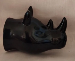 Vägghängare Noshörning - 2 st Roliga hängare att sätta upp på väggen. Häng kläder, halsband, sjalar, skärp mm Håller för ganska tunga daker. Tillverkade i porslinaktigt material. Aldrig amväna men fått lite små stötar när de legat utan förpackning. 