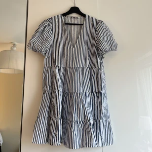 Randig klänning  - Söt sommarklänning från zara som inte kommer till användning längre❤️