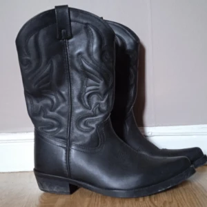 Cowboy boots  - Cowboy boots i gott begagnat skick. Äkta skinn. Otroligt sköna!