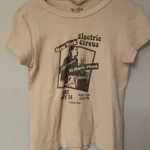 cool tshirt med tryck - jättecool och skön tshirt!! aldrig använd och därför säljer jag den💕💕