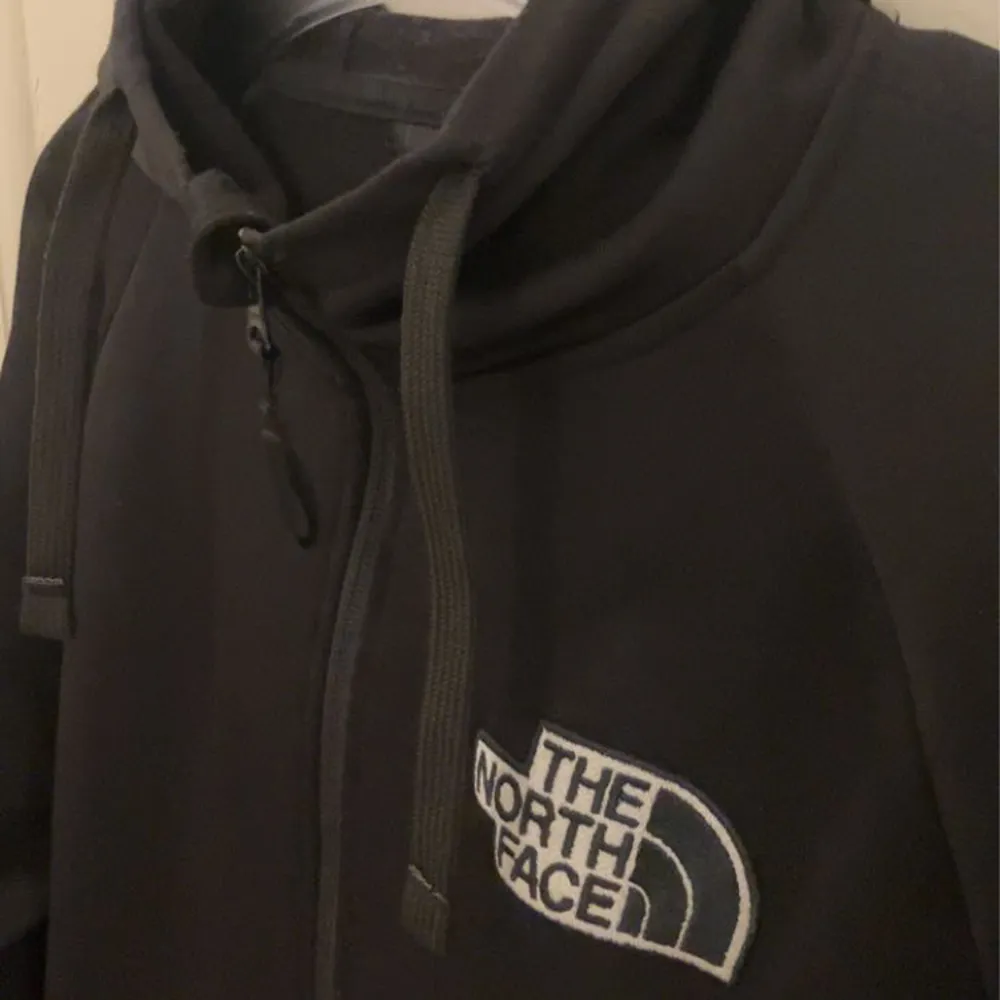Hej, säljer min The North Face zip hoodie. Tröjan är i strl S och endast använd ett fåtal gånger. Dm för fler bilder. . Hoodies.