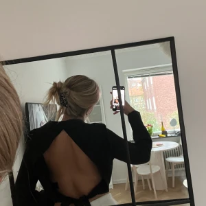 Hanna schönberg x nakd - Superfin skjorta/blus med öppen rygg, slutsåld på hemsidan 