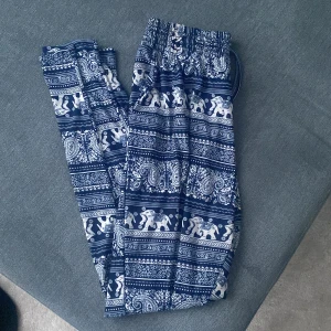 Byxa - Mönstrings byxor med elefanter på i Stl M/L