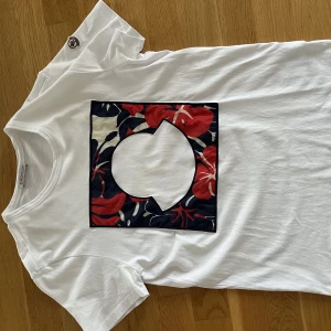 Moncler T-shirt - Säljer nu min maglia moncler t-shirt. Strlk S. Köpt på NK i Göteborg. Tröjan är använd men i bra skick.