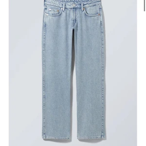 Lågmidjade jeans - Säljer de jättesnygga lågmidjade jeansen från Weekday! ❣️Har knappast några defekter förutom pyttesmå slitningar längst ned som inte syns, visas på sista bilden. I storlek W24 L32💕 org pris 590, säljer för 450💕 Skriv om ni undrar något! 