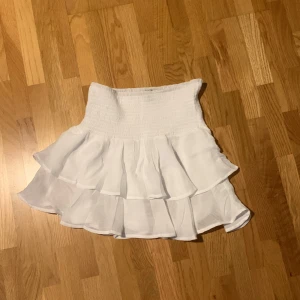 Kjol - Jättefin kjol till sommaren. Säljer då den är för liten på mig.