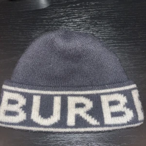 Burberry mössa - Burberry mössa 9,9/10 Onsize  Nypris 2200kr Tags medkommer