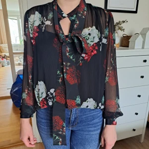 Fall winter spring summer, blus - Snygg transparent blus, med röd vitt tryck Medföljande linne Oanvänd  Stl 38