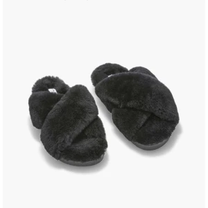 Nya inuikii tofflor  - Sprillans nya inuikii tofflor i fårskinn! Säljer pga köpte fel storlek och kan inte returnera. Nypris 2000 kr.