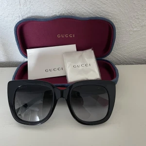 Gucci solglasögon  - Jag säljer mina oanvända Gucci solglasögon, inköpta förra året. Tappat bort kvittot men original fodral och äkthetsbevis finns. Nypris 2699kr 