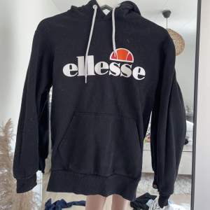 En Ellesse hoodie  Använd nån gång, hårig pga hund (tvättas innan) storlek 34 150 kr