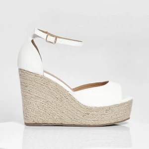 Espandrillos med klack - Dessa fina somriga espandrillos liknande klackar är i nyskick. Jag är redan lång och dessa gjorde mig till en gigant därav inte använda:/ Testat men emballaget är fortfarande kvar. Enkla att gå i! Storlek 39❤️Nypris är  450:-