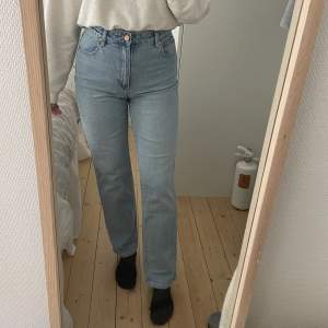 Hej! Jag säljer mina sparsamt andvända Abrand jeans i str. 28. Jag är 174cm. Nypris: 999kr och jag säljer för 300kr. Dom är i modellen ”94 High Straight”.