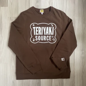 Bape Teriyaki Source Tröja - Helt ny. Tvärfet men lite för liten för mig som är grabb. Skriv om fler bilder eller mått önskas. Skickas spårbart.