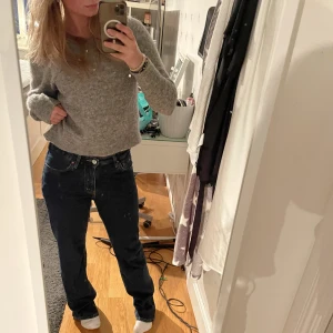 Low straight jeans - Snygga lowwaist straight jeans i en mörkblå färg. Sitter supersnyggt och de är snygga till sommaren! De är väldigt långa. Frakt ingår i priset! 