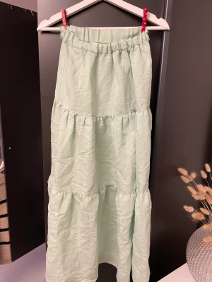 Mintgrön kjol - Mintgrön lång kjol från ASOS i storlek 36/S. Nypris: 429kr Mitt pris: 200kr💚
