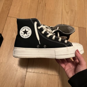 Converse - Höga converse som knappast är använda, kanske 5 gånger max. (Tvättas innan de skickas) de är i superfint skick annars, men kommer tyvärr inte till användning 