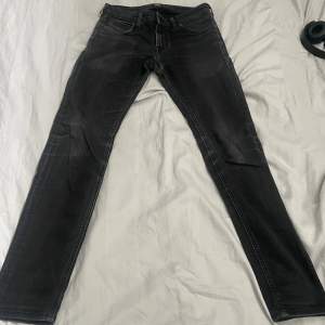 Lee jeans svarta, lite slitna men relativt bra skick. Nypris ca 900