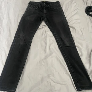Lee jeans - Lee jeans svarta, lite slitna men relativt bra skick. Nypris ca 900