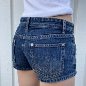 Lågmidjade jeansshorts  - Lågmidjade jeansshorts från Tipster, ungefär storlek 34