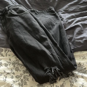 Jeans  - Svarta slitna jeans från nakd med slitningar på båda knäna. Snygga i bra skick och aldrig använda 