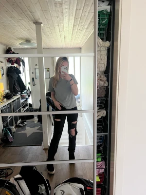 Jeans med hål - Super sköna jeans med hål på knät, raka i modellen och säljer då de blivit för små för mig 💞💞💞 storlek 36 men passar också de flesta 38 💕💕