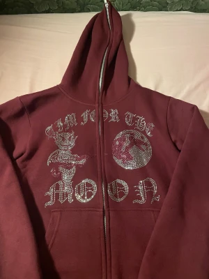 Aim For The Moon - Säljer nu min fräscha tröja från Aim For The Moon. Säljer av den simpla anledning att den är för liten för mig.  Skick 9/10 Nypris: Cirka 700 kr Tveka inte på att höra av dig vid eventuella frågor! 