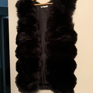 Pälsväst  - Svart pälsväst. Passar M-XS. 