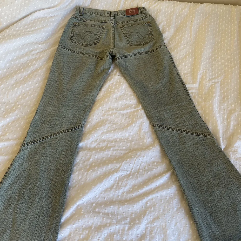 Ett par galet snygga napapjiri jeans som är lågmidjade o botcut, hittade på vintage butik o säljer för 450+ frakt. Älskar dom o sitter jättebra i rumpan men tyvär för små för mig nu. . Jeans & Byxor.