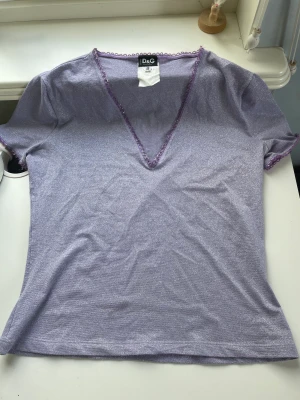 Dolce & Gabbana T-shirt  - Säljer min fina dolce & gabbana t-shirt. Köpt second hand, men bara använt 1 gång. Fint skick!