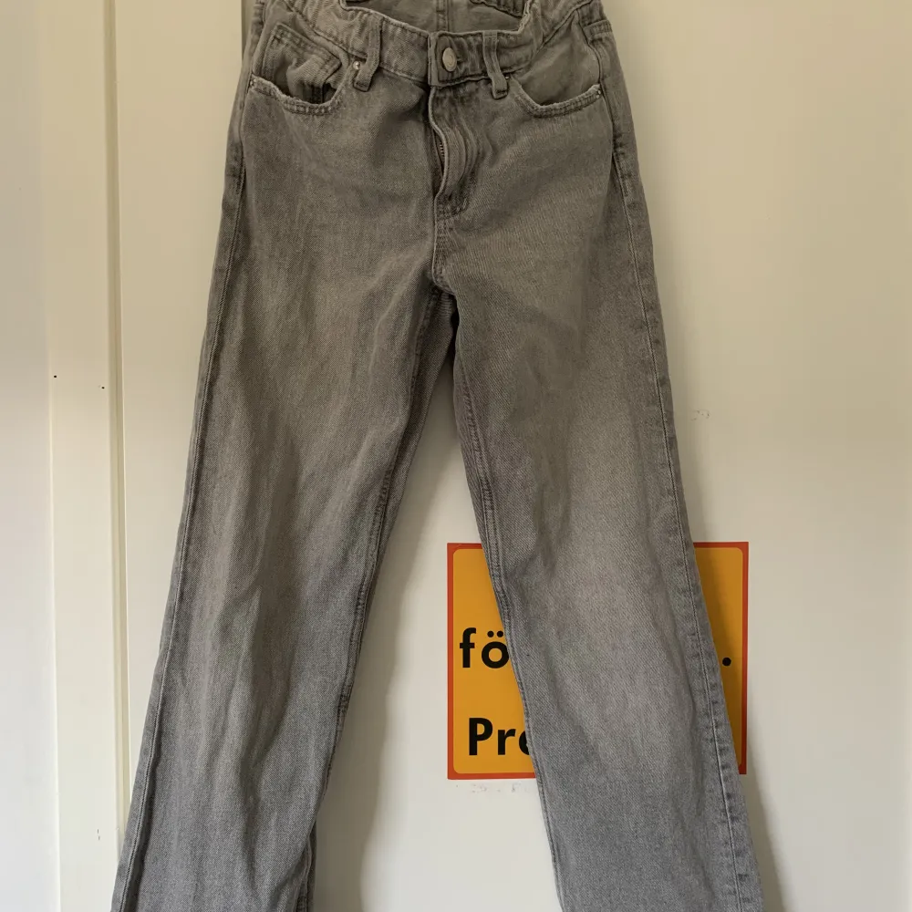 Säljer nu ett par gråa jeans som har blivit för små men dom är i jätte bra skick köpte för cirka 2 månader sen inga skador alls köpte för 300kr. Jeans & Byxor.