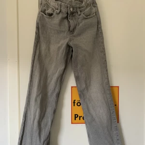 Gråa jeans - Säljer nu ett par gråa jeans som har blivit för små men dom är i jätte bra skick köpte för cirka 2 månader sen inga skador alls köpte för 300kr
