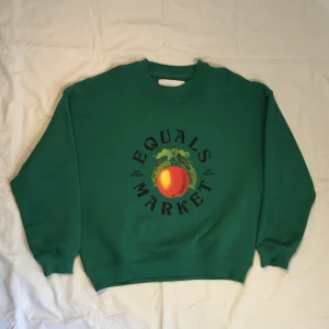 Sweatshirt med tryck - Denna sweatshirt är knappt använd och i superbra skick! Den är mjuk på insidan och har en bra passform! Stl S men funkar lika bra som M!