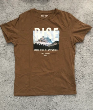 Brun t-shirt - Brun t-shirt från Jack and Jones helt oanvänd och felfri