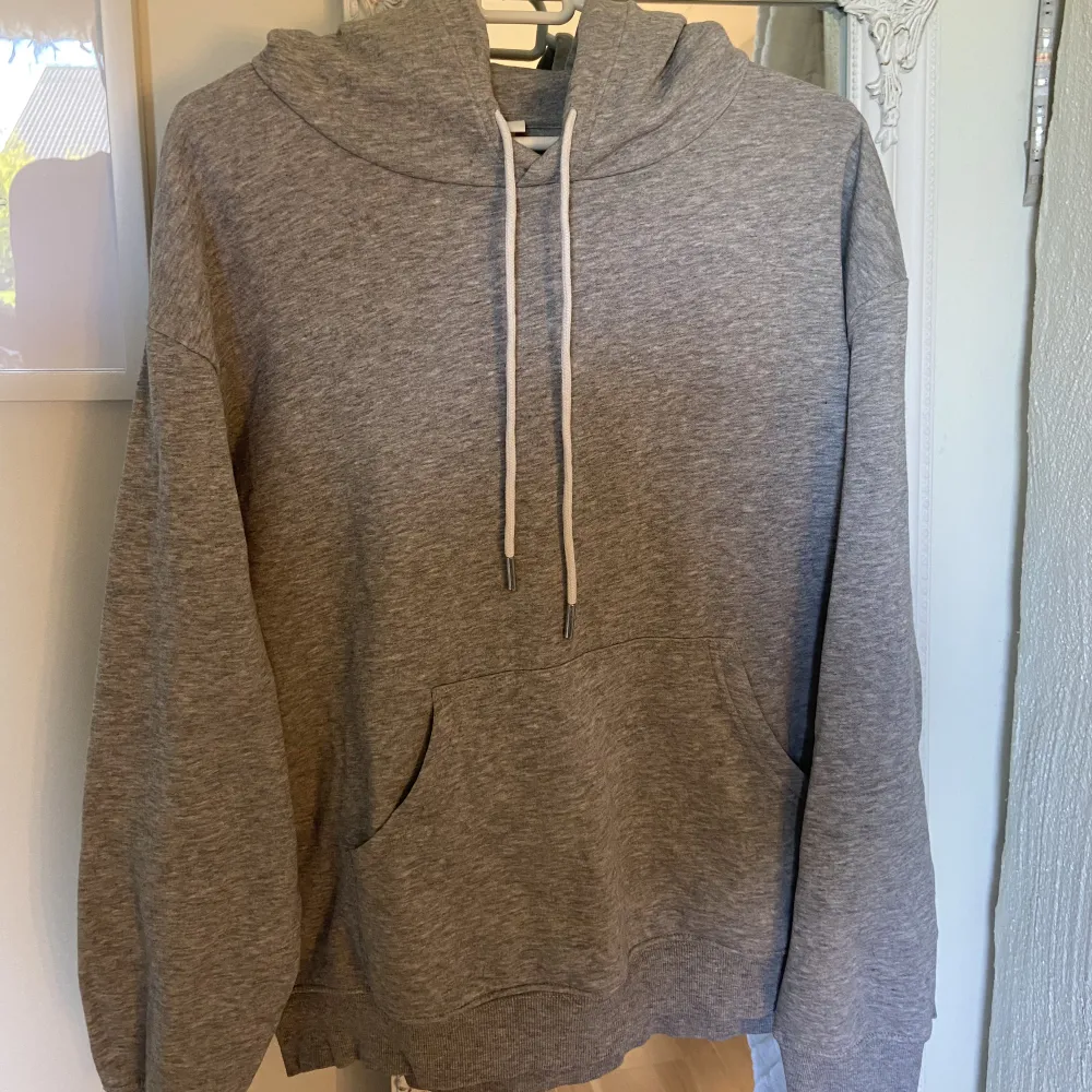 En ljusgrå (ljusare i verkligheten än på bilden) basic hoodie i storlek M. Knappt använd, fint skick. Jätteskön. . Hoodies.