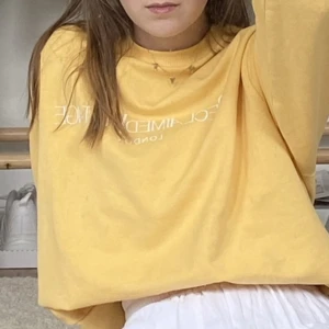 Oversized gul sweatshirt från reclaimed vintage - Gul oversized sweatshirt strl s från reclaimed vintage, fint skick