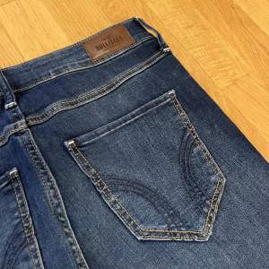 Så fina Hollister jeans i nästan nyskick High-Rise super skinny  W27 L28 