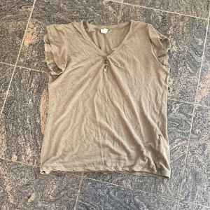 T-shirt  - Jättefin kortärmad tröja som är en perfekt v ringning, grym till sommaren då materialet är lätt, funkar med att ha en tröja över, med kjol etc, tröjan har lätta volanger på ärmarna superfint och trendigt🌟