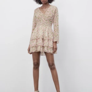 Zara klänning  - Superfin och somrig klänning från zara som inte kommer till användning, använd max tre gånger. Storlek s men är kortare i modellen så passar xs också. Skriv vid frågor❤️