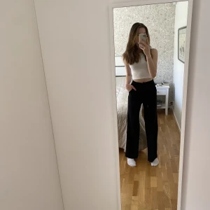 Kostymbyxor tall - Kostymbyxor från Gina tricot tall. De är använda en del och säljer dem då jag anser de har blivit för korta. (Referens jag är 180cm). De har framfickor men inte bakfickor, en ”kostymbyxekant” längs med mitten av båda benen. Storlek xs. Säljer för 200kr