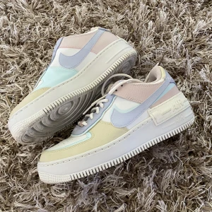 Nike AF1 Pastel Shadow - Nike Air Force 1 Shaodow Pastel i storlek 38. Använda Max 2-3 gånger. 
