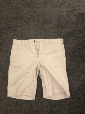 Johan Lindeberg shorts beige  - J. Lindeberg shorts i beige färg.   Pris kan tänkas sänkas vid snabb affär 