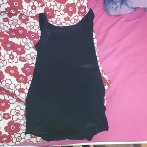 Tanktop  - En svart tanktop som bara har används en gång 