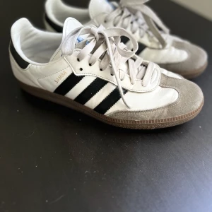 Adidas samba vegan skor - Säljer mina samba vegan skor från adidas. Köpta från adidas hemsida. Använda under ca 1 års tid. Används inte längre och därav säljer jag dem. Storlek 40 (US 7, UK 6 1/2, FR 40) 