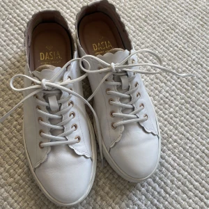 Dasia skor - Super super fina skor i från Dasia i äkta läder som tyvärr är för små för mig så har bada använt 1 gång. Köpte dem för 1099 kr nya men säljer nu för mindre en halva priset
